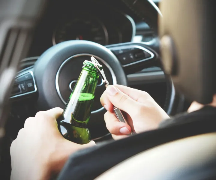 Photo de energepic.com: https://www.pexels.com/fr-fr/photo/personne-ouvrant-la-bouteille-sur-la-voiture-288476/