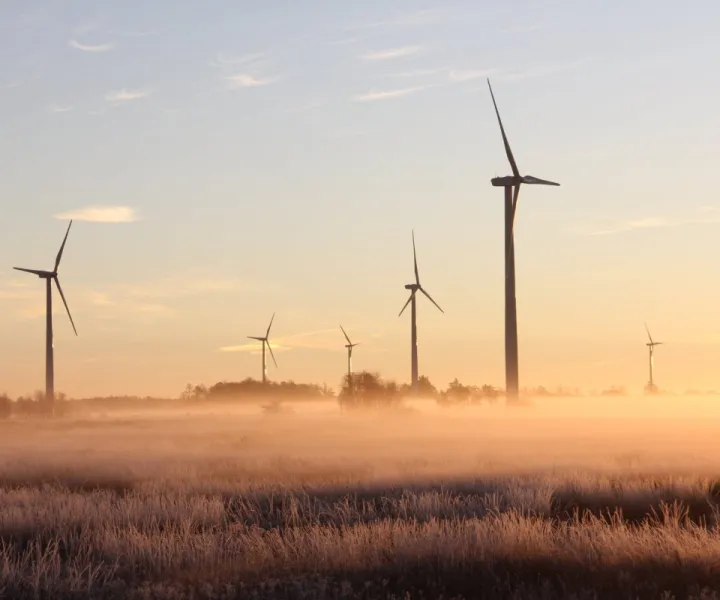 Photo de Laura Penwell: https://www.pexels.com/fr-fr/photo/photo-de-moulins-a-vent-a-l-aube-3608056/